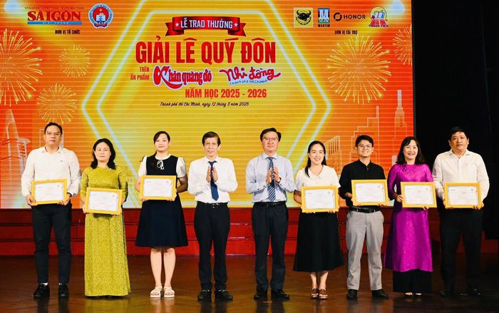 Ban Tổ chức trao giấy khen cho đại diện các trường tham gia tốt Giải Lê Quý Đôn năm học 2025 - 2026. Ảnh: Việt Dũng.