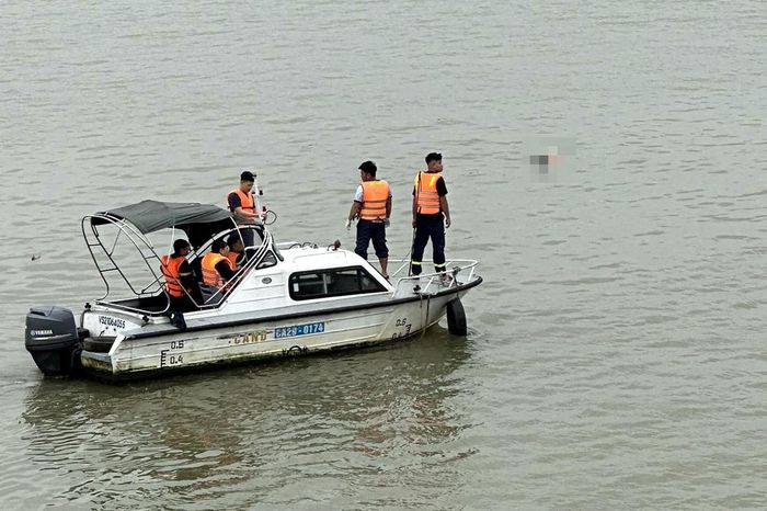 Lực lượng cứu hộ làm nhiệm vụ trên sông Hồng. (Ảnh minh họa).