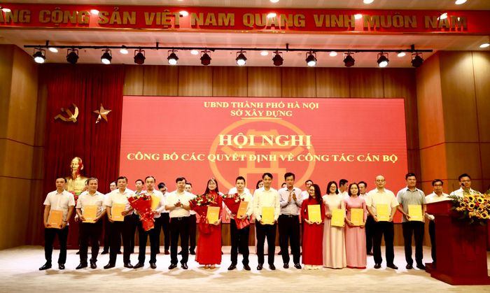 Lãnh đạo Sở Xây dựng Hà Nội trao các quyết định cho các Trưởng, phó phòng thuộc Sở sau sáp nhập. 