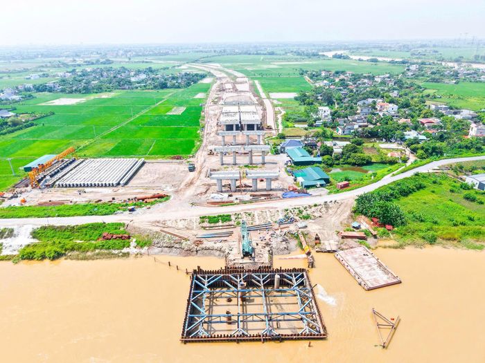 Từ những khó khăn trên, Ban Quản lý dự án đề nghị các sở, ngành liên quan tập trung xem xét sớm hướng dẫn, đôn đốc các đơn vị liên quan đến mỏ vật liệu đặc thù tổ chức thực hiện, nhằm chủ động nguồn vật liệu đắp cho dự án.