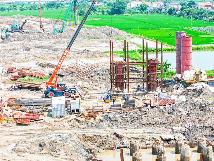 Ban Quản lý dự án đầu tư xây dựng số 2 tỉnh Hưng Yên (chủ đầu tư dự án) thông tin, sau 10 tháng thi công, các nhà thầu đã hoàn thành được gần 20% khối lượng toàn dự án. Hiện dự án có ba vướng mắc. Thứ nhất, dự án chưa hoàn thành việc giải phóng mặt bằng qua khu dân cư xã Hưng Hà do tiến độ xây dựng khu tái định cư và phương án phê duyệt giải phóng mặt bằng của địa phương.