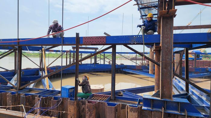 "Chúng tôi đang tập trung thi công hai trụ cầu đặc biệt quan trọng của gói thầu là T7 và T8 nằm ở trên sông Trà Lý. Để thi công đạt sản lượng, kịp tiến độ, liên danh nhà thầu có lúc huy động tới 300 công nhân và thiết bị máy móc làm việc 3 ca, 4 kíp", ông Trần Văn Độ, chỉ huy trưởng công trường (Công ty CP Xây dựng Trường Sơn) cho hay.