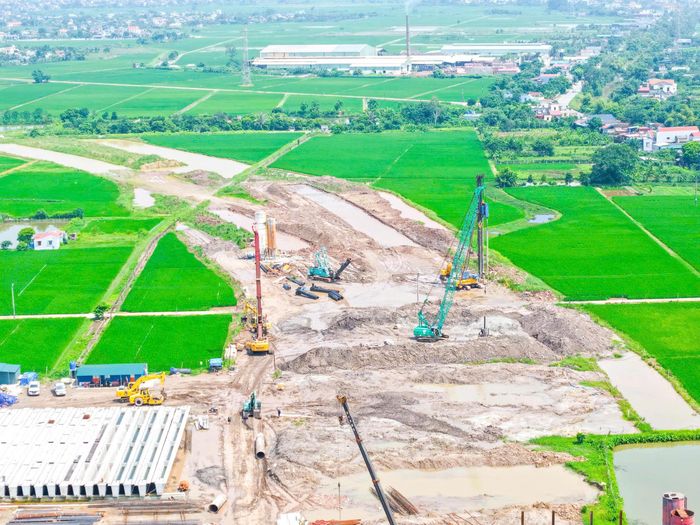 Thứ 3 là công tác lập điều chỉnh thiết kế dự kiến kéo dài đến tháng 9 năm nay, nội dung điều chỉnh bổ sung thi công tuyến chính ở lõi giữa và điều chỉnh các nút giao trên tuyến… nên bắt buộc tạm thời dừng thi công nhiều điểm.
