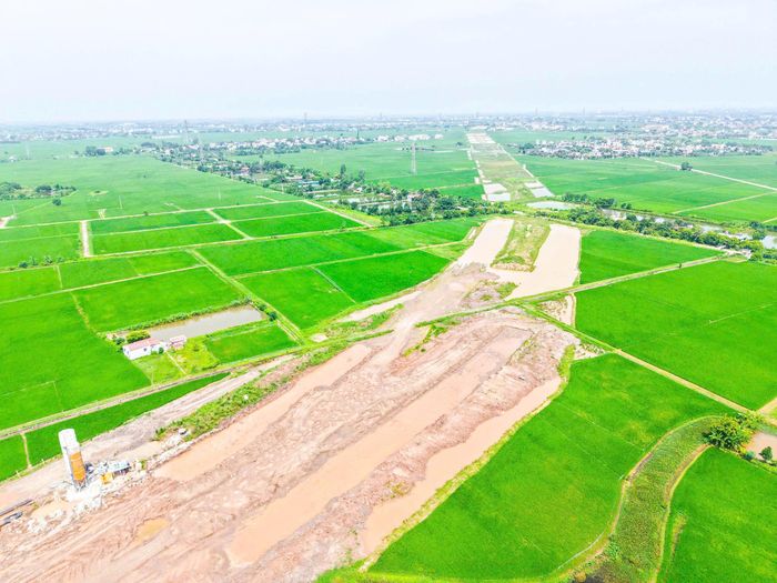 Thứ 2 là khan hiếm vật liệu đắp nền đường. Nhà thầu thi công gói thầu số 2 đã chủ động tìm nguồn cung cấp vật liệu đắp, tuy nhiên đến nay vẫn gặp nhiều khó khăn đối với nguồn cung.