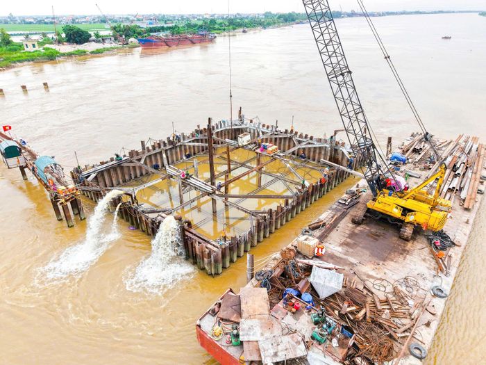 Tại gói thầu xây dựng cầu vượt sông Trà Lý, liên danh các nhà thầu đang huy động công nhân và máy móc thi công hai trụ cầu nằm trên sông.