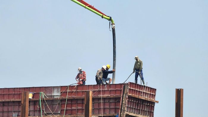 Thứ ba là công tác lập điều chỉnh thiết kế dự kiến kéo dài đến tháng 9 năm nay, nội dung điều chỉnh bổ sung thi công tuyến chính ở lõi giữa và điều chỉnh các nút giao trên tuyến… nên bắt buộc tạm thời dừng thi công nhiều điểm.