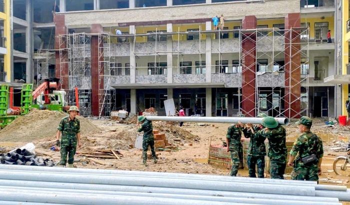 Các chiến sĩ của Bộ Chỉ huy Quân sự tỉnh Tuyên Quang hỗ trợ xây dựng tại trường liên cấp xã Pà Vầy Sủ.
