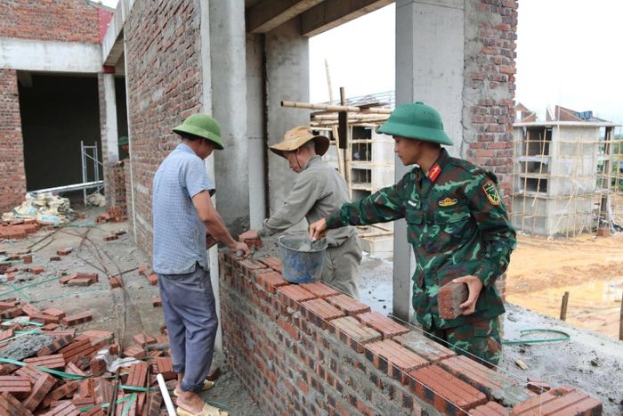 Cán bộ chiến sỹ Trung đoàn 335, (Sư đoàn 324, Quân khu 4) phối hợp với nhà thầu đẩy nhanh tiến độ thi công các trường liên cấp vùng biên giới tỉnh Nghệ An.
