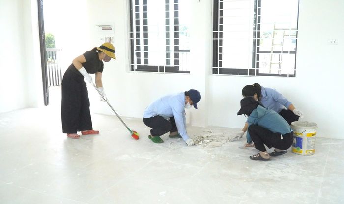 Cán bộ, giáo viên Trường Phổ thông nội trú Tiểu học và THCS Hương Khê, tỉnh Hà Tĩnh tích cực vệ sinh trường lớp, sẵn sàng cho năm học mới.