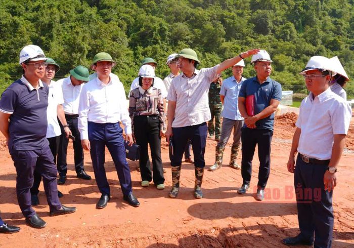 Chủ tịch UBND tỉnh Cao Bằng Lê Hải Hòa kiểm tra thực tế tiến độ thi công Trường Phổ thông nội trú liên cấp Tiểu học và Trung học cơ sở Trường Hà. Ảnh: Báo Cao Bằng.