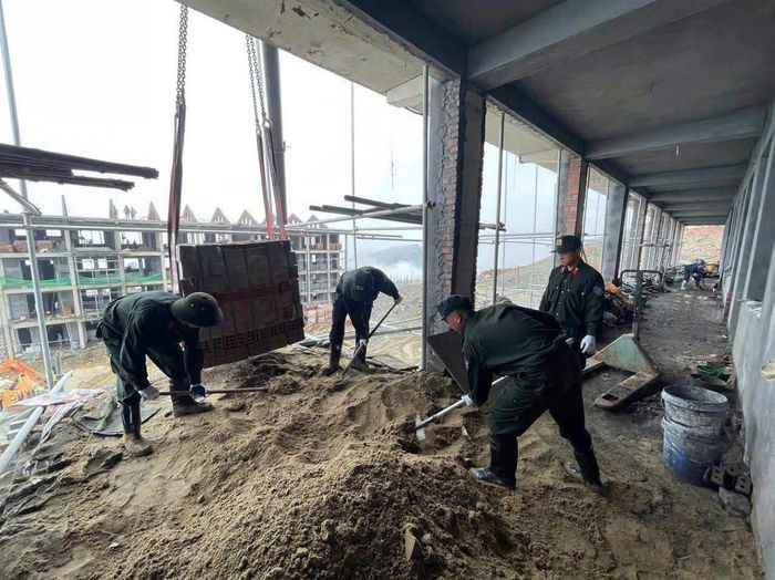 Phòng Cảnh sát cơ động tỉnh Tuyên Quang đã tăng cường cán bộ, chiến sĩ đến hỗ trợ thi công, hoàn thiện công trình Trường Phổ thông nội trú liên cấp Tiểu học và Trung học cơ sở Xín Mần.
