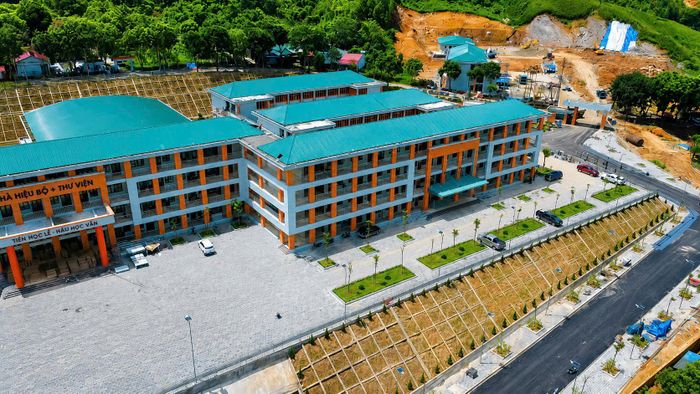 Trường phổ thông Dân tộc Nội trú liên cấp Tiểu học &THCS Phong Thổ (Lai Châu) hoàn thành chờ ngày khai giảng.