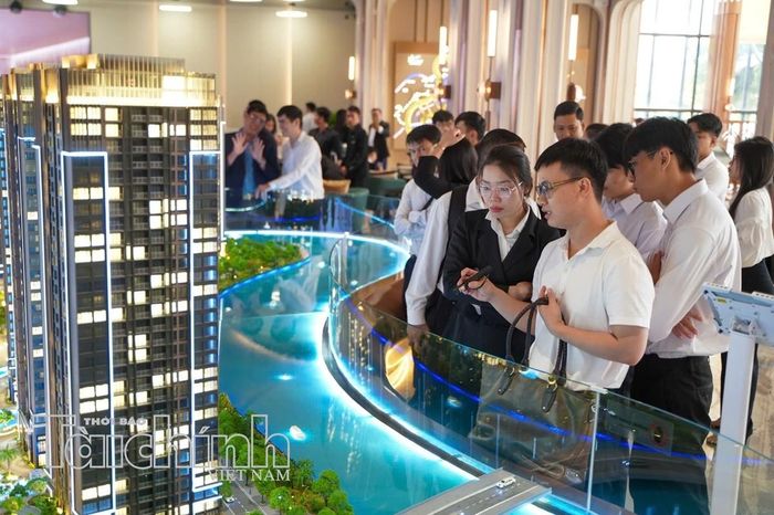 Lãi suất tăng cao khiến nhiều nhà đầu tư bất động sản thận trọng hơn trước khi “xuống tiền”. Ảnh: Việt Dũng.