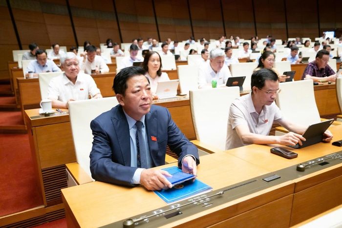 Bộ trưởng Bộ Xây dựng Trần Hồng Minh dự phiên họp sáng 12/8. Ảnh: Quochoi.vn