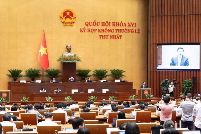 Bộ trưởng Bộ Xây dựng Trần Hồng Minh phát biểu tại Quốc hội. Ảnh: Quochoi.vn