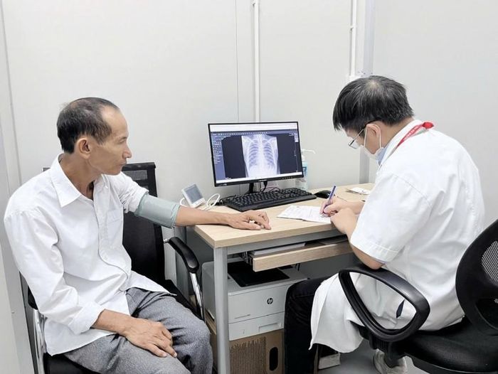 Bệnh nhân khám chữa bệnh tại Bệnh viện Đại học Y Hà Nội, cơ sở Hoàng Mai. Ảnh minh họa: Luyện Vũ
