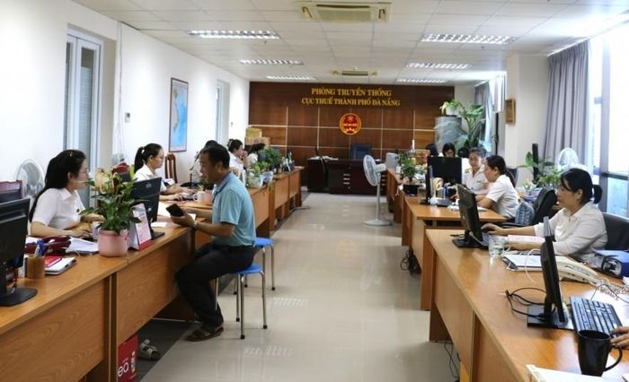 Công chức Thuế TP. Đà Nẵng đẩy mạnh tuyên truyền, hỗ trợ người nộp thuế. Ảnh: CTV.