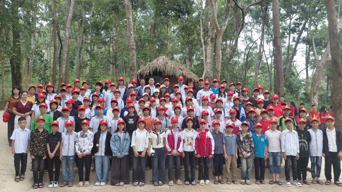 Học sinh tham gia các hoạt động trải nghiệm về nguồn tại Khu di tích lịch sử quốc gia đặc biệt Tân Trào