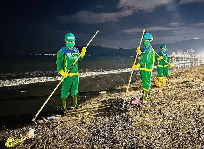 Công nhân Công ty CP Môi trường Bình Định miệt mài thu gom rác, làm sạch khu vực bãi biển trong đêm.
