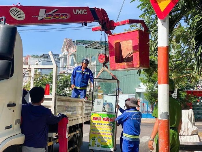 Lực lượng chức năng phường Quy Nhơn kiểm tra, xử lý các điểm kinh doanh lấn chiếm vỉa hè.