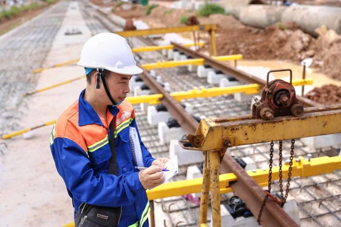 Lực lượng kỹ sư, công nhân tiến hành công tác lắp ray hiệu chuẩn tuyến LRT Phú Quốc trên công trường.