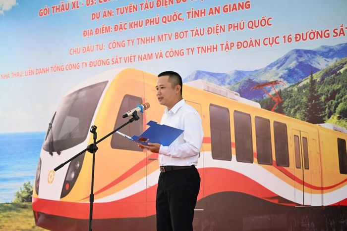 Ông Lê Hoài Phong - Chỉ huy trưởng dự án LRT Phú Quốc, Tập đoàn Sun Group phát biểu tại sự kiện.
