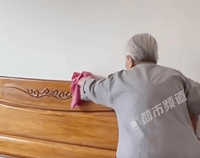 Cụ Wang nhấn mạnh tầm quan trọng của việc duy trì vận động bằng cách coi làm việc nhà như một hình thức tập thể dục, giúp cụ giữ được sự độc lập và sức sống. Ảnh: ifeng.com/SCMP
