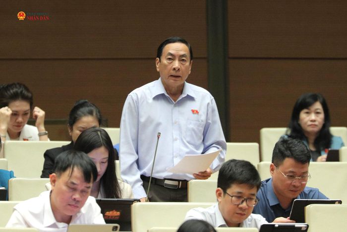 ĐBQH Phạm Văn Hòa (Đồng Tháp) phát biểu. Ảnh: Hồ Long
