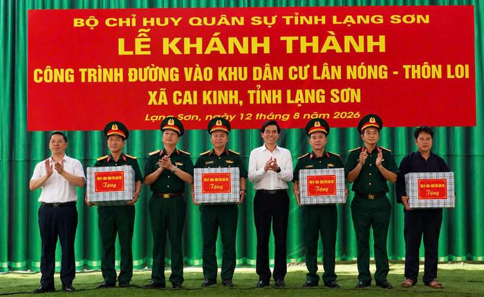 Bí thư Tỉnh ủy Lạng Sơn Hoàng Quốc Khánh tặng quà cho các chiến sĩ. Ảnh: Thảo Anh