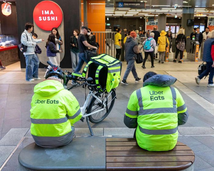 Uber Eats và DoorDash - hai dịch vụ giao đồ ăn lớn nhất của Australia đã hoan nghênh nhiệt liệt động thái trên. Ảnh: Martin Berry/Alamy