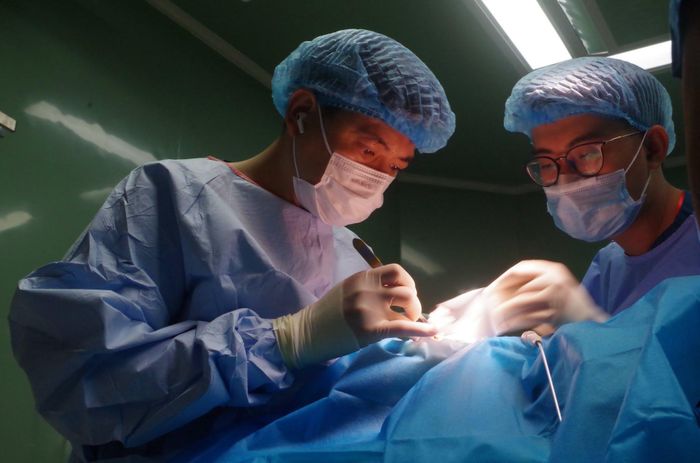 ThS.BSCKII. Đỗ Tiến Hải trong ca phẫu thuật cho người bệnh tại Bệnh viện Răng Hàm Mặt Trung ương TP. Hồ Chí Minh. Ảnh: BVCC