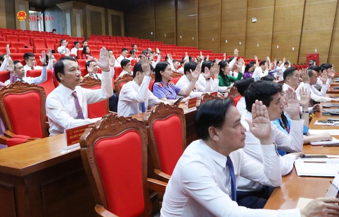 Các đại biểu biểu quyết thông qua nghị quyết tại kỳ họp. Ảnh: An Nhiên