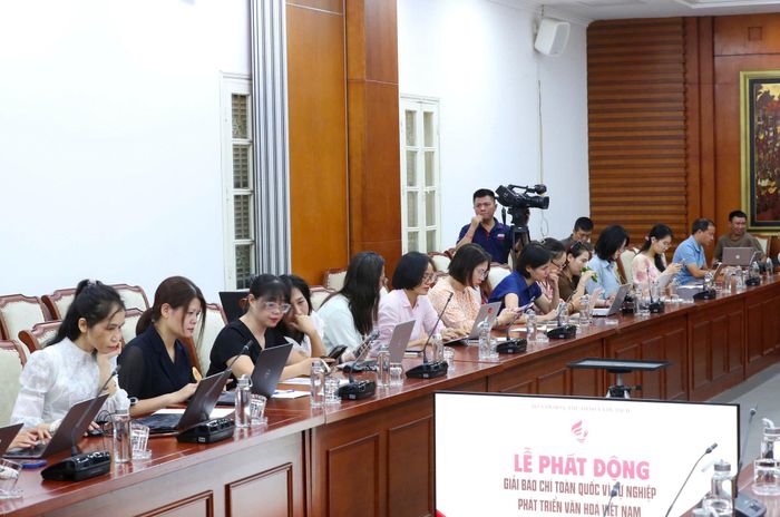 Đại diện các cơ quan báo chí tham dự Lễ phát động Giải Báo chí toàn quốc “Vì sự nghiệp phát triển văn hoá Việt Nam” lần thứ IV. Ảnh: Trần Huấn