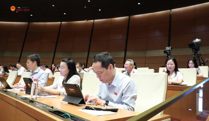 Các ĐBQH dự phiên thảo luận tại Hội trường. Ảnh: Khánh Duy