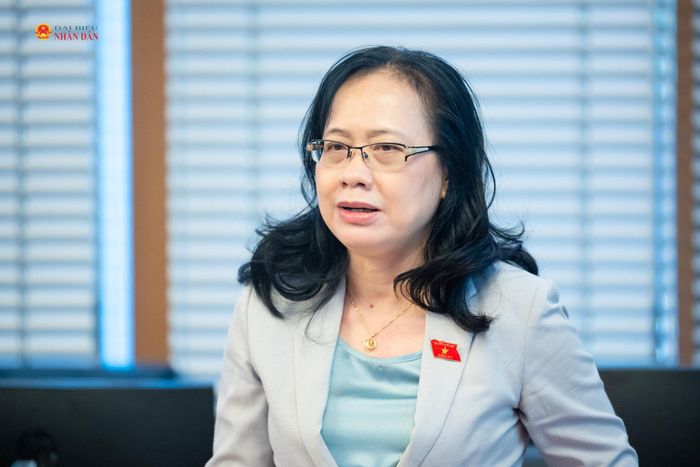 Phó Bí thư Thường trực Đảng ủy Văn phòng Quốc hội, Phó Chủ nhiệm Văn phòng Quốc hội Nguyễn Thị Thúy Ngần phát biểu