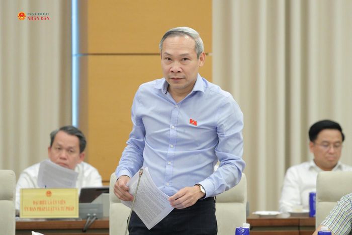 Đại biểu Quốc hội hoạt động Chuyên trách tại Ủy ban Kinh tế và Tài chính Phan Đức Hiếu phát biểu