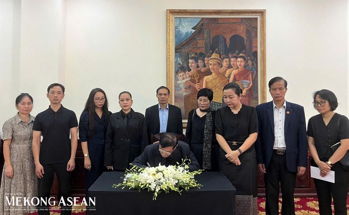  Đoàn lãnh đạo Hội VASEAN bày tỏ niềm tiếc thương vô hạn trước sự ra đi của Chủ tịch Quốc hội Lào Xaysomphone Phomvihane. Ảnh: Thu Thảo/Mekong ASEAN. 