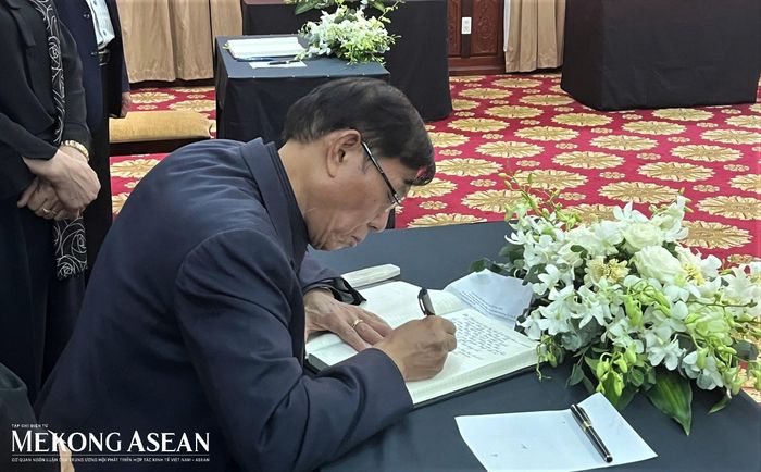  PGS TS Bùi Tất Thắng, Chủ tịch Hội VASEAN đại diện đoàn ký sổ tang tại Đại sứ quán Lào. Ảnh: Thu Thảo/Mekong ASEAN. 