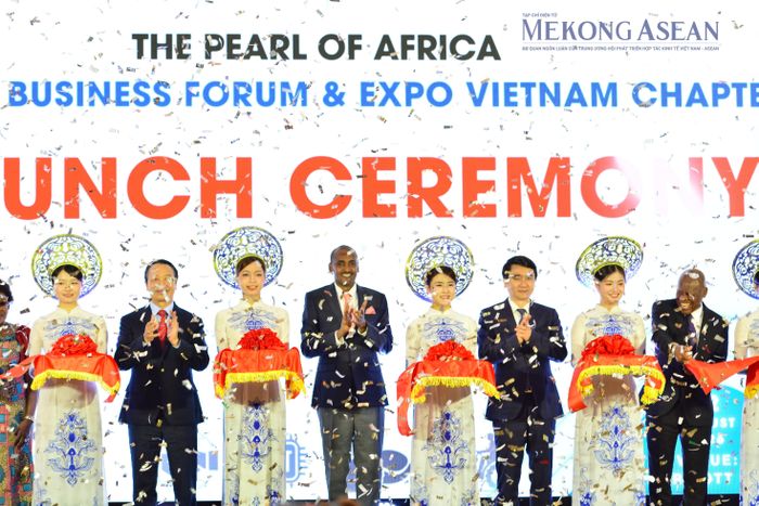 Nghi thức cắt băng lễ khai mạc Diễn đàn Doanh nghiệp Việt Nam - Uganda. Ảnh: Lê Hồng Nhung - Mekong ASEAN