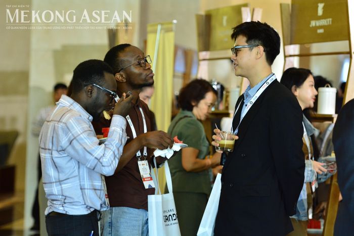 Các doanh nghiệp trao đổi bên lề Diễn đàn. Ảnh: Lê Hồng Nhung - Mekong ASEAN