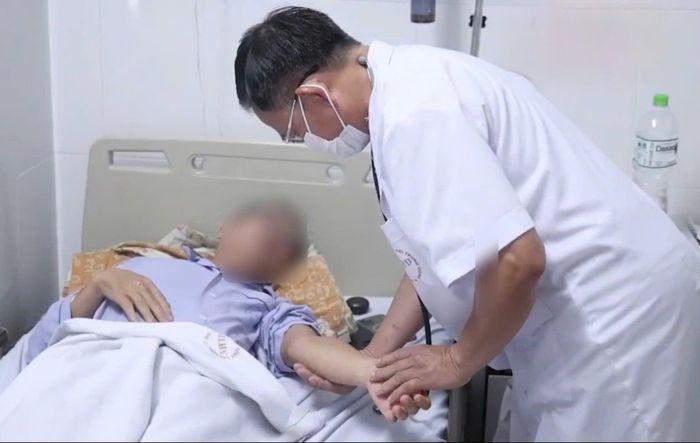 Bác sĩ thăm khám cho bệnh nhân (Ảnh: BVCC)
