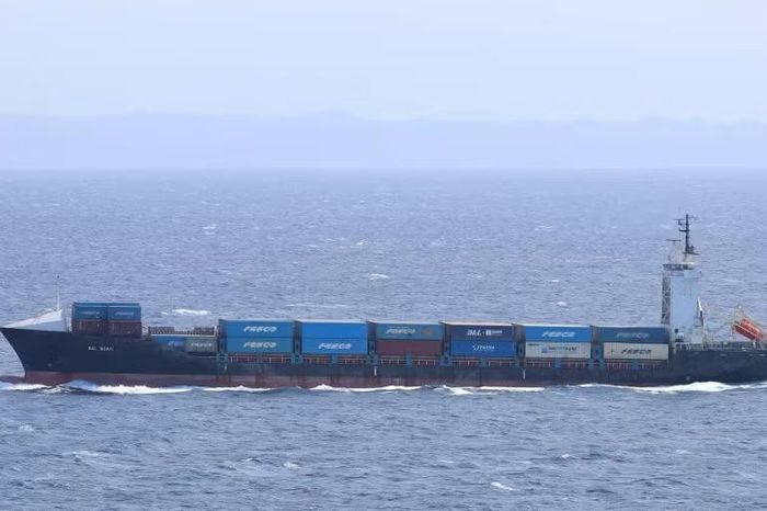 Theo CENTCOM, tàu container Vela Nova đã bị trúng hai tên lửa Hellfire của Mỹ. Ảnh Reuters.