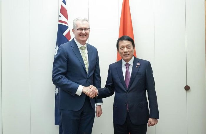 Bộ trưởng Lương Tam Quang và Ngài Tony Burke - Bộ trưởng Nội vụ, Bộ trưởng Di trú và Quốc tịch, Bộ trưởng An ninh mạng và Nghệ thuật, Lãnh đạo Hạ viện Australia.