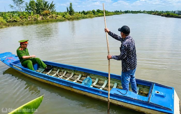 Ông N.V.T cùng Công an xã Đầm Dơi kiểm tra chất lượng con giống sò huyết đang canh tác trong ao tôm.