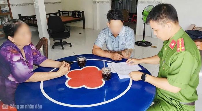 Cảnh sát khu vực Công an xã Đầm Dơi thăm hỏi, chia sẻ quá trình sử dụng nguồn vốn hỗ trợ của ông N.V.T và gia đình.
