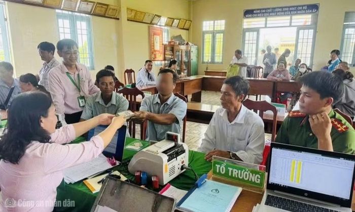 Gia đình ông T.T.T nhận khoản tiền vay 50 triệu từ Ngân hàng Chính sách xã hội.