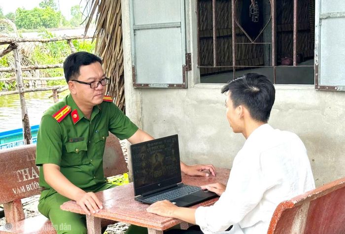 Công an xã Phong Thạnh thăm hỏi về quá trình sử dụng nguồn vốn được hỗ trợ đối với ông T.T.T.