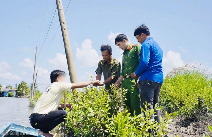 Ông N.H.S. (ngụ ấp Xóm Mới, xã Quách Phẩm) chia sẻ về quá trình nuôi sò huyết sau khi được hỗ trợ nguồn vốn theo Quyết định số 08 của Thủ tướng Chính phủ.
