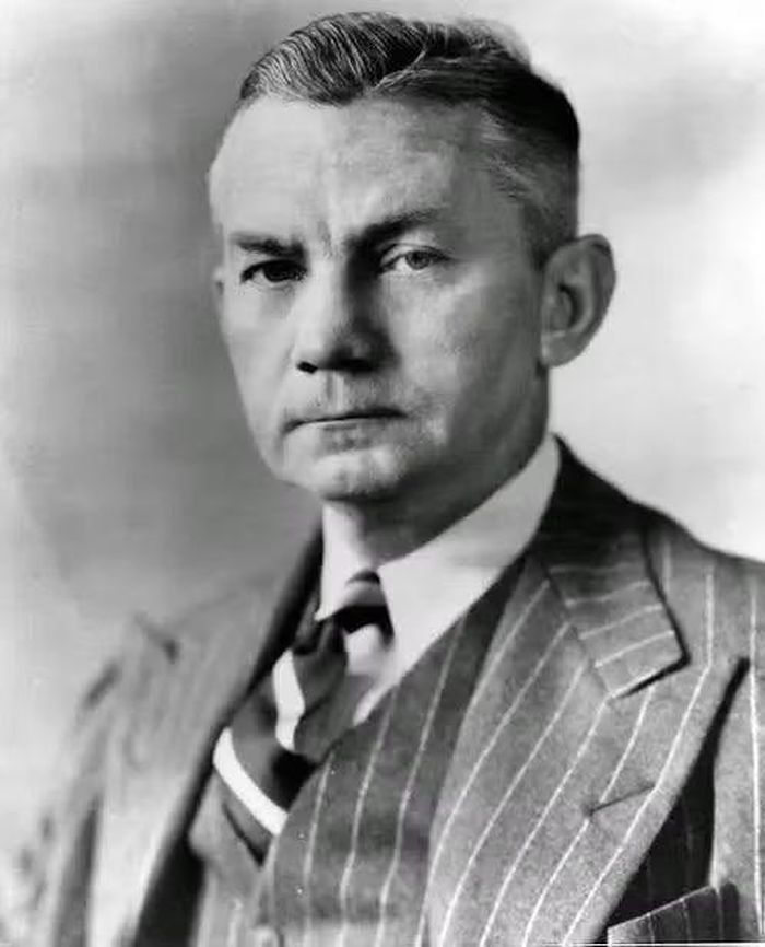 Bộ trưởng Hải quân Mỹ, ông James Forrestal