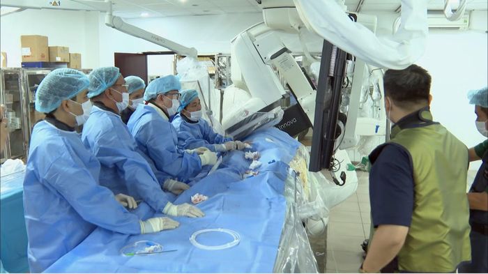 TS.BS Nguyễn Quốc Khoa - Phó Trưởng khoa phụ trách Khoa Nội Tim mạch, Bệnh viện 30-4 cùng ê -kíp thực hiện kỹ thuật tạo nhịp tim không dây mới nhất hiện nay.